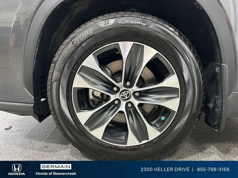 Used 2020 Toyota Highlander XLE AWD/4WD image 13
