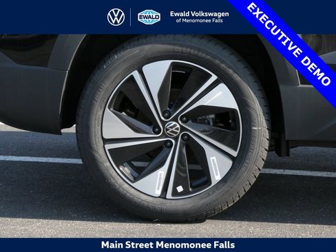 New 2025 Volkswagen Taos SE image 23