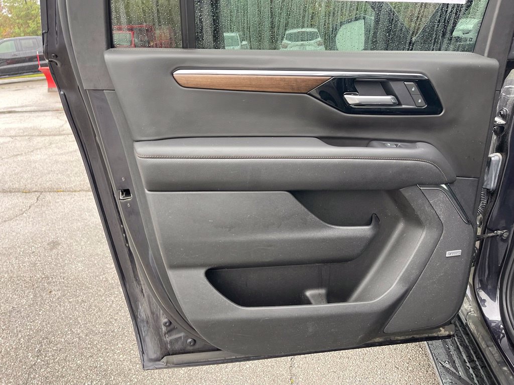 Used 2025 Chevrolet Suburban High Country AWD/4WD image 15
