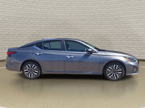 Used 2025 Nissan Altima 2.5 SV FWD image 4