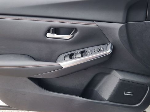 Used 2024 Nissan Sentra SR w/ SR Premium Package FWD image 18
