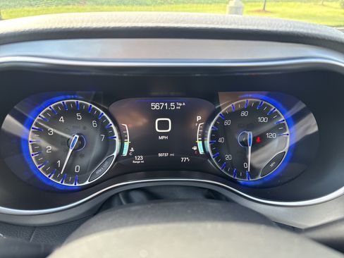 Certified 2025 Chrysler Pacifica Limited FWD image 26