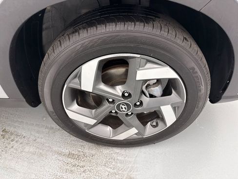 Used 2025 Hyundai Venue SEL FWD image 13