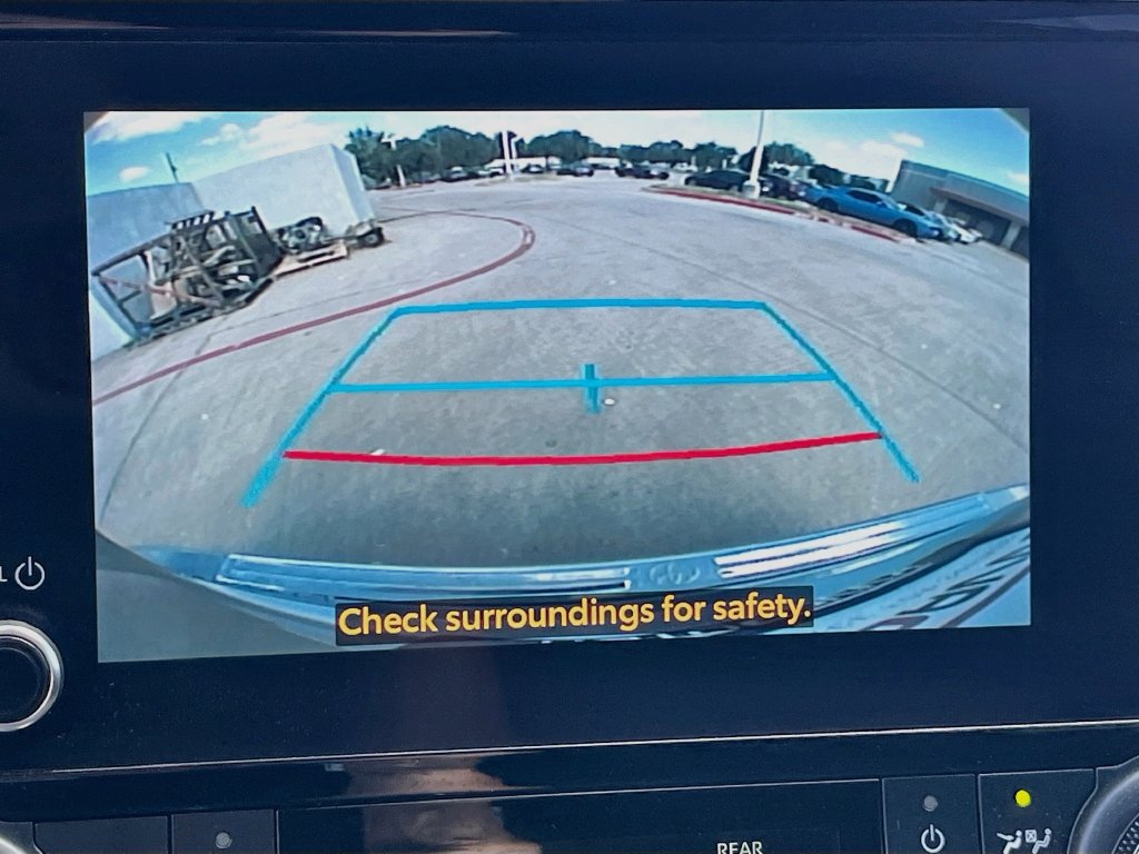 Used 2023 Toyota Highlander LE FWD image 14