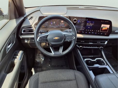Used 2025 Chevrolet Traverse LT w/ Driver Confidence Package FWD image 9