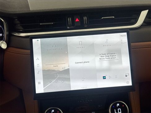 Used 2023 Jaguar F-PACE SVR image 15