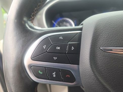 Used 2020 Chrysler Pacifica Touring-L FWD image 27