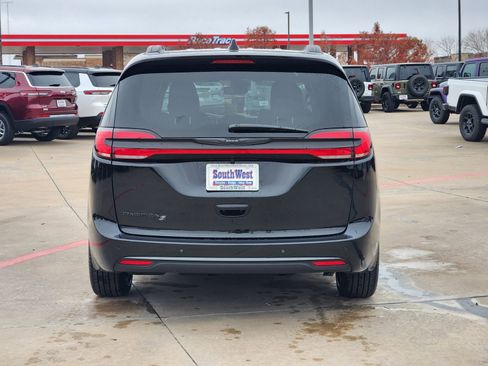 New 2026 Chrysler Pacifica Select w/ S Appearance Package image 8