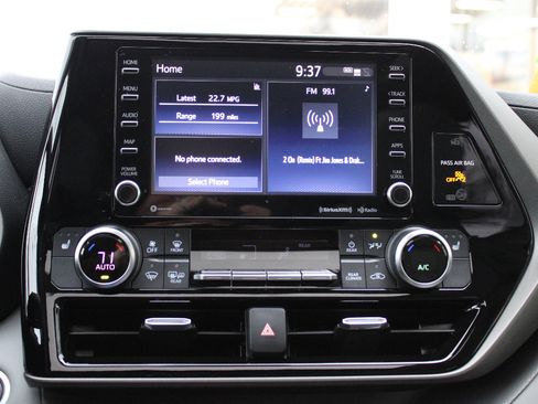 Used 2021 Toyota Highlander XLE image 20