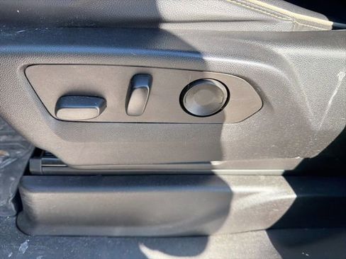 Used 2022 GMC Yukon SLT w/ SLT Premium Package image 24