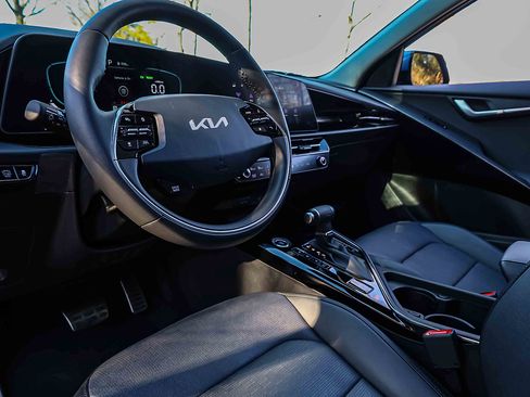 Certified 2025 Kia Niro SX Touring image 7