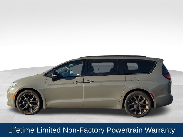 Used 2025 Chrysler Pacifica Limited FWD image 2