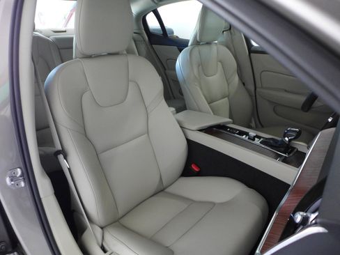 Used 2020 Volvo S60 T5 Momentum image 39