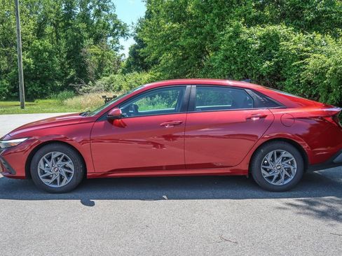 Used 2024 Hyundai Elantra SEL FWD image 2