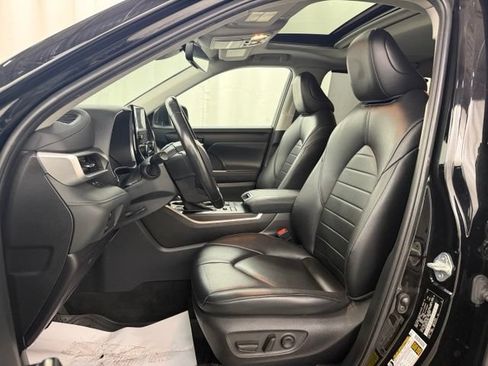 Used 2023 Toyota Highlander XLE AWD/4WD image 10