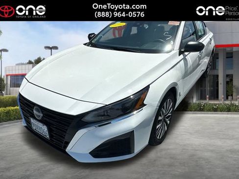 Used 2025 Nissan Altima 2.5 SV FWD image 1