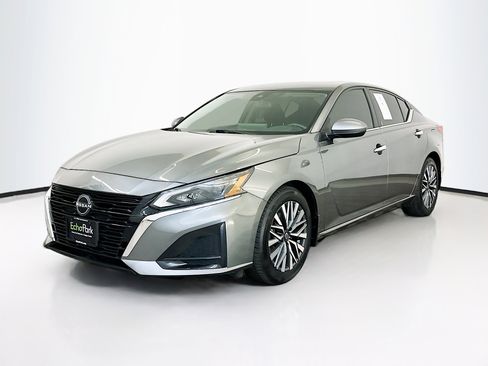 Used 2023 Nissan Altima 2.5 SV w/ SV Premium Package image 3