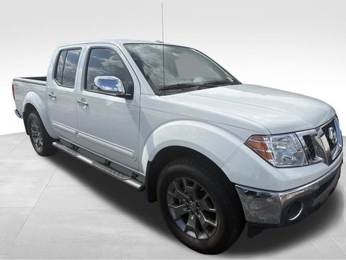Used 2016 Nissan Frontier SL w/ Moonroof Package AWD/4WD image 12