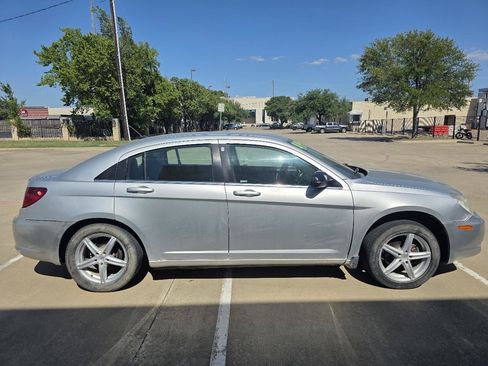 Used 2010 Chrysler Sebring Touring FWD image 7