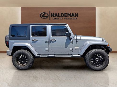 Used 2015 Jeep Wrangler Unlimited Sahara w/ Connectivity Group AWD/4WD image 7