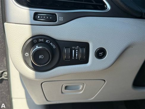 Used 2019 Jeep Cherokee Limited w/ Luxury Group image 14