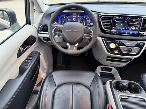 Used 2023 Chrysler Pacifica Touring-L FWD image 13