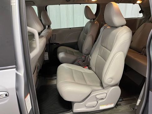 Certified 2017 Toyota Sienna XLE FWD image 10