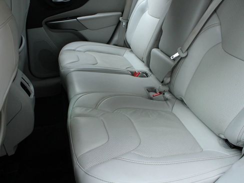 Used 2020 Jeep Cherokee Limited image 22