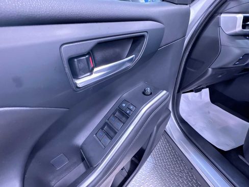 Used 2021 Toyota Highlander XLE AWD/4WD image 12
