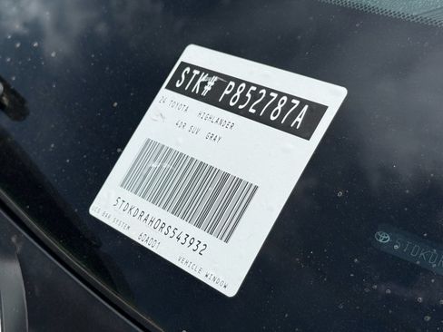 Used 2024 Toyota Highlander XLE FWD image 33