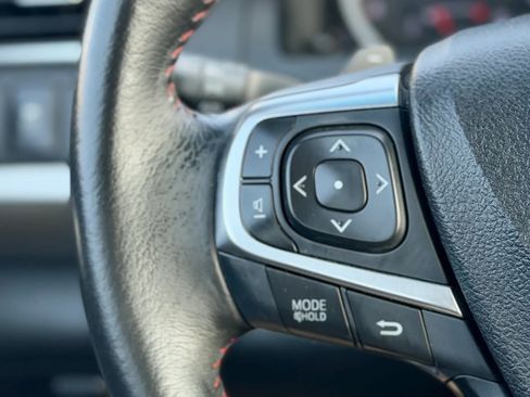 Used 2017 Toyota Camry SE image 18