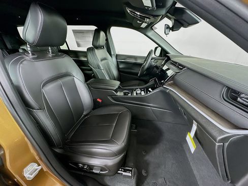 New 2026 Jeep Grand Cherokee L Limited w/ Limited Altitude Package AWD/4WD image 38