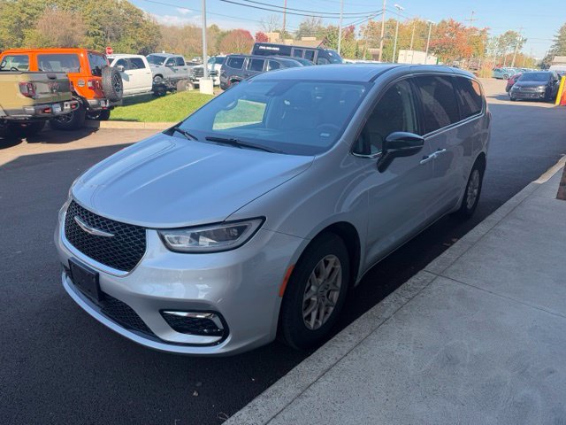 Used 2024 Chrysler Pacifica Touring-L FWD image 6
