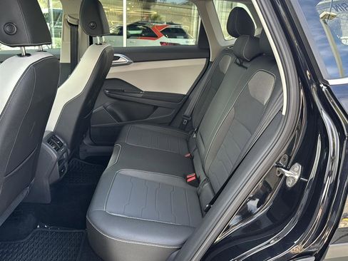 Used 2025 Volkswagen Taos SE w/ Panoramic Sunroof Package image 14