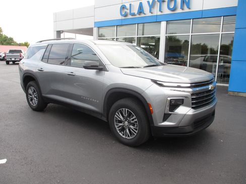 Used 2025 Chevrolet Traverse LT image 10