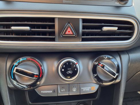 Used 2021 Hyundai Kona SE image 7