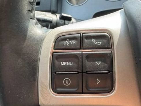 Used 2012 Volkswagen Routan SEL FWD image 11
