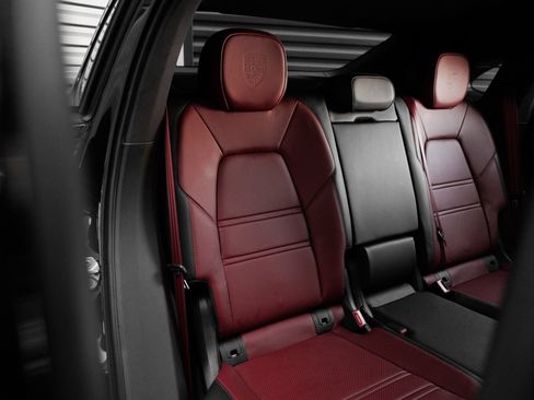 Certified 2025 Porsche Cayenne GTS AWD/4WD image 34