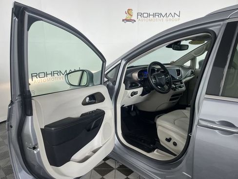 Used 2019 Chrysler Pacifica Touring-L Plus w/ Advanced Safetytec Group image 18