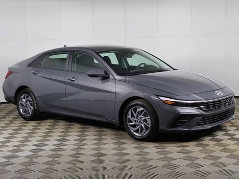 Used 2025 Hyundai Elantra Blue image 38