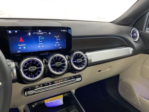 Used 2025 Mercedes-Benz GLB 250 4MATIC image 32