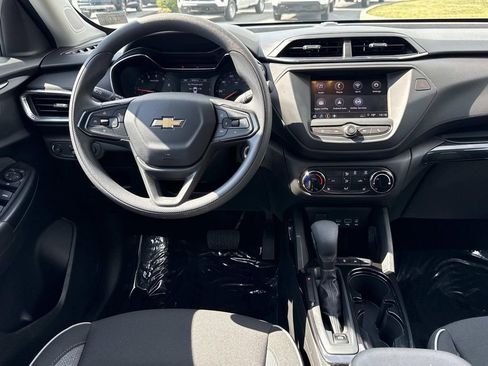 Used 2023 Chevrolet TrailBlazer LT AWD/4WD image 3
