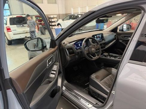 Certified 2022 Nissan Rogue Platinum w/ Head-Up Display Package AWD/4WD image 11