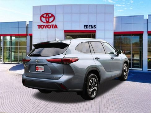 Used 2022 Toyota Highlander XLE AWD/4WD image 3