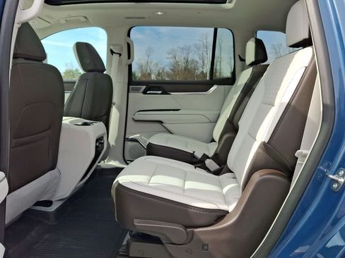 Used 2025 GMC Acadia Denali w/ Super Cruise Package image 26