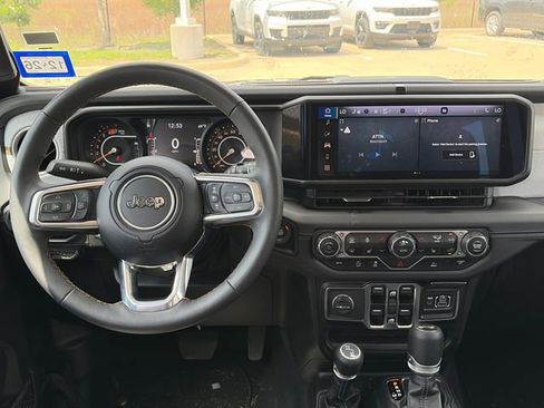 Used 2025 Jeep Wrangler Sahara image 13