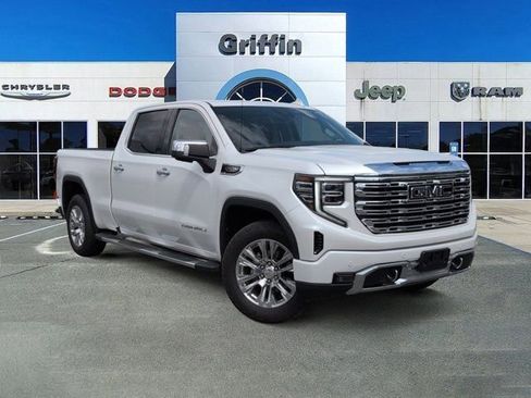 Used 2022 GMC Sierra 1500 Denali w/ Technology Package AWD/4WD image 2