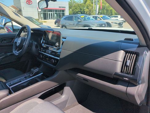Used 2025 Nissan Pathfinder SV w/ SV Premium Package FWD image 36