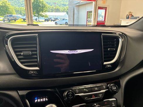 Used 2025 Chrysler Pacifica Select FWD image 48