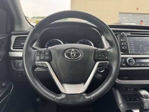 Used 2019 Toyota Highlander XLE AWD/4WD image 13